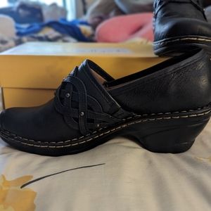 Softspots size 11W black clogs